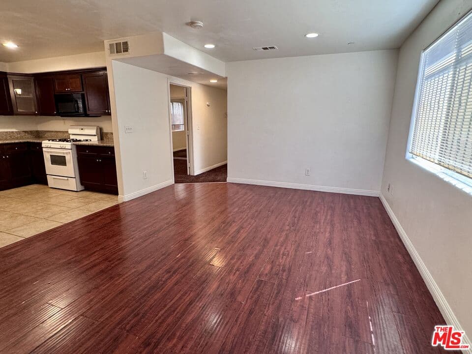 3 bd, 2 ba Apartment in Los Angeles, CA — $2,850/mo — photo 2
