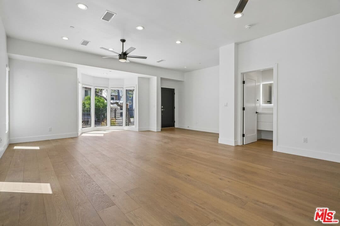2 bd, 3 ba Townhouse in Los Angeles, CA — $5,550/mo — photo 2