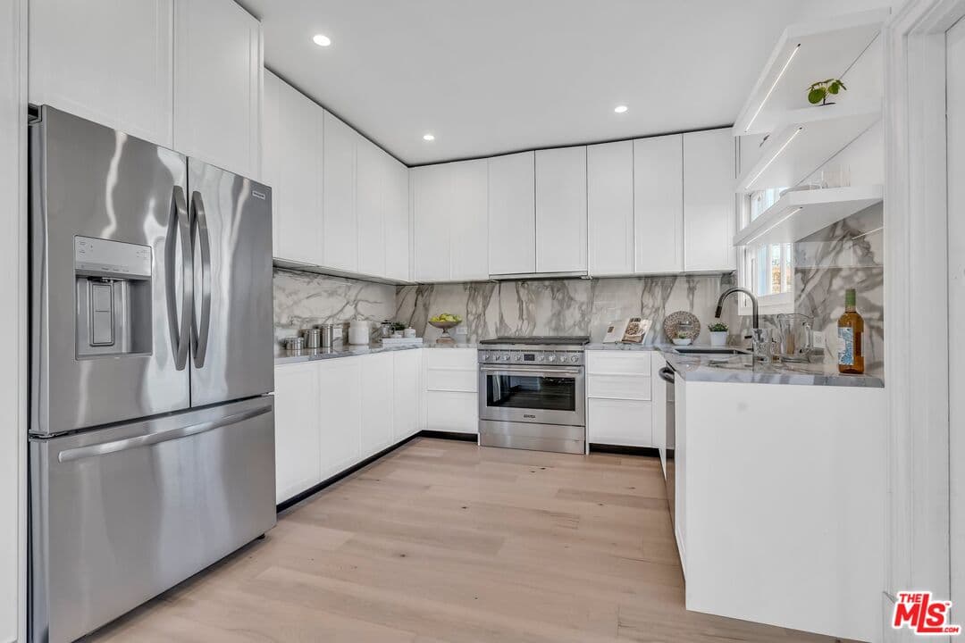 2 bd, 3 ba Townhouse in Beverly Hills, CA — $8,799/mo — photo 2