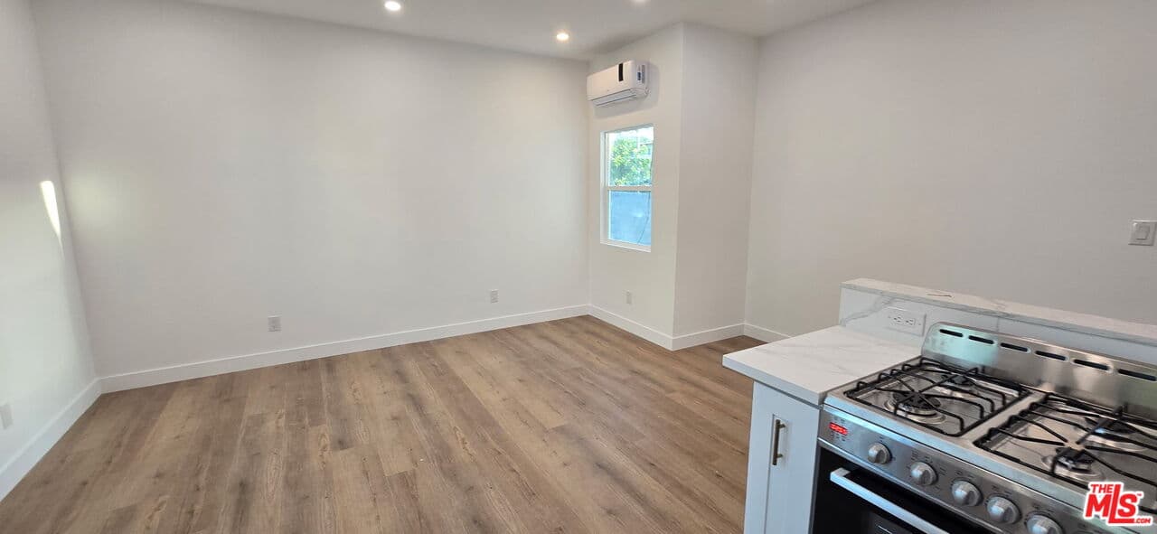 Studio, 1 ba Townhouse in Los Angeles, CA — $1,595/mo — photo 2