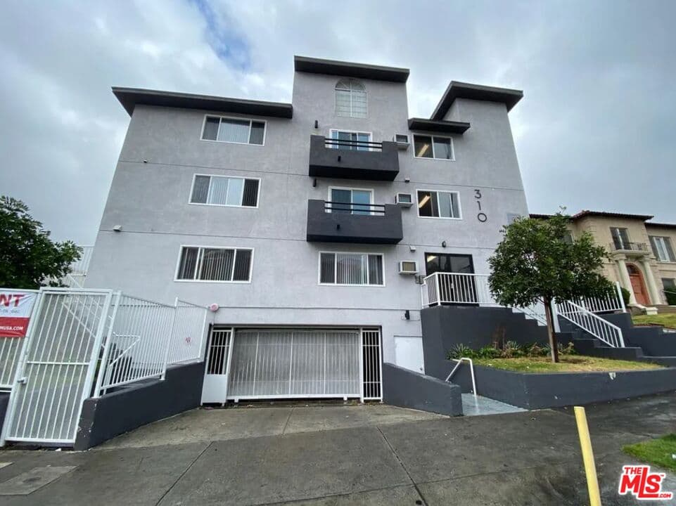 2 bd, 1 ba Apartment in Los Angeles, CA — $2,549/mo — photo 2