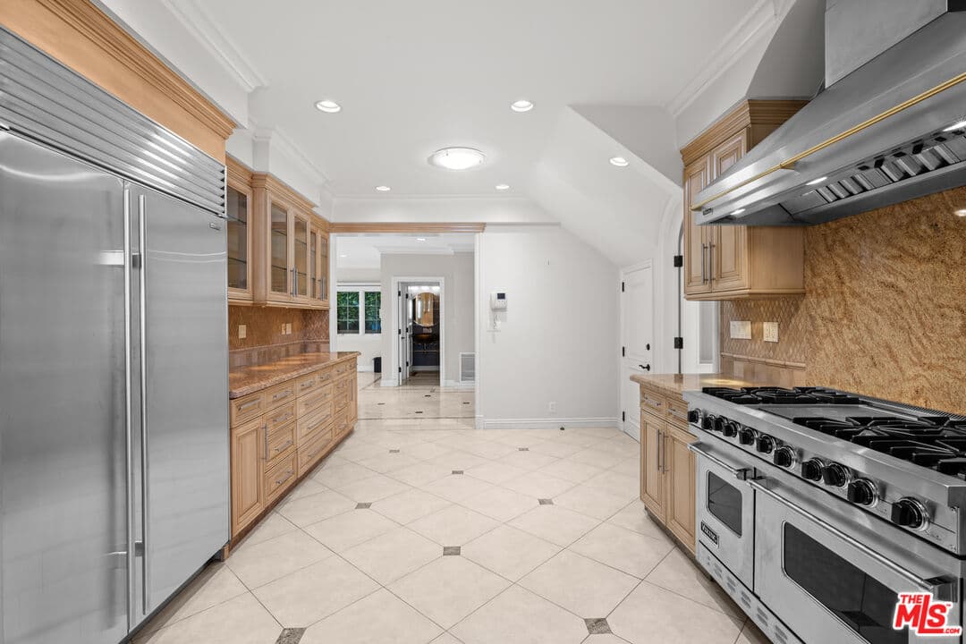 5 bd, 5 ba House in Beverly Hills, CA — $21,500/mo — photo 2