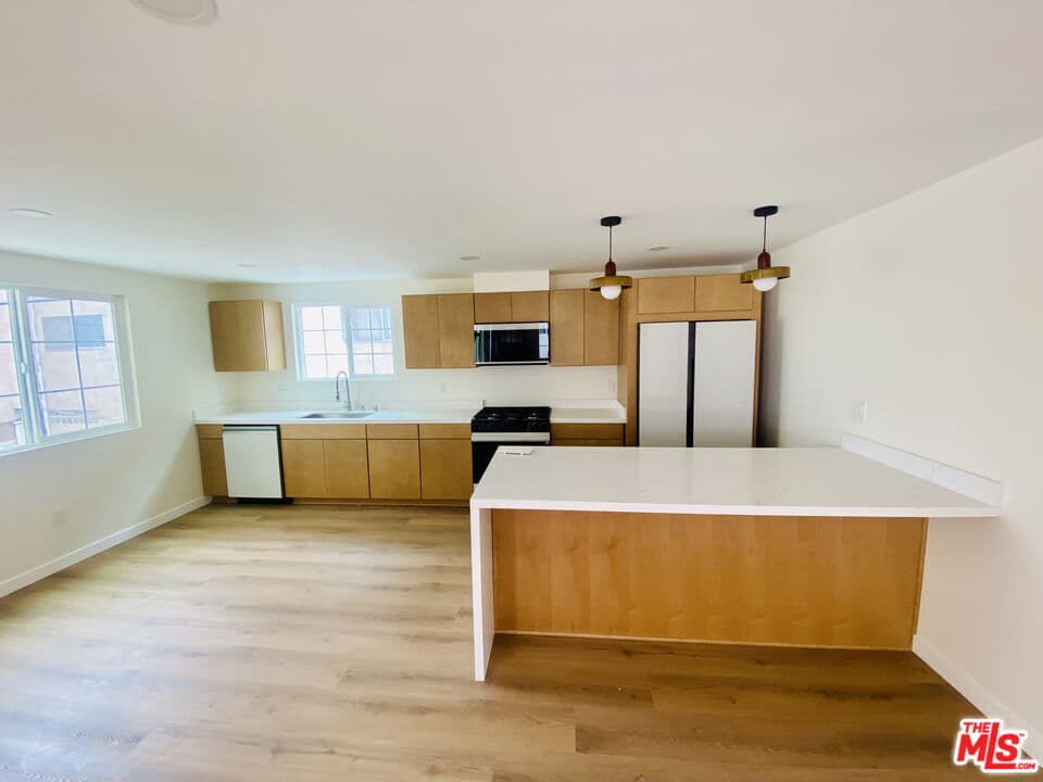 2BR Apartment in Los Angeles β $4,145/mo