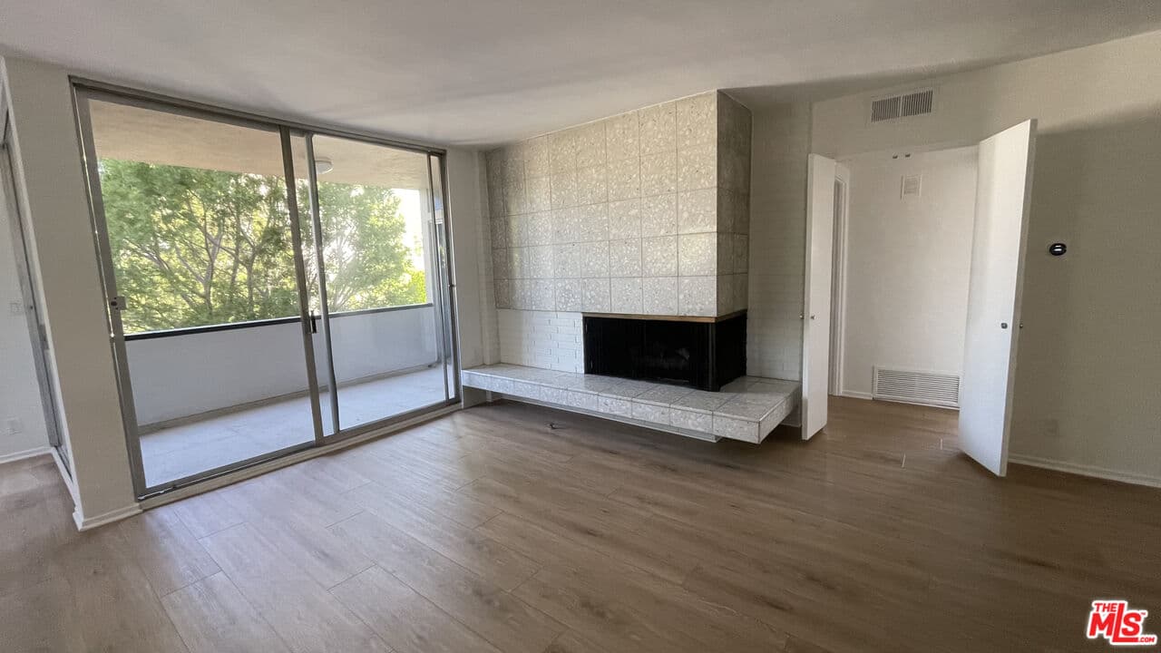 2 bd, 2 ba Condo in Beverly Hills, CA — $3,500/mo — photo 2
