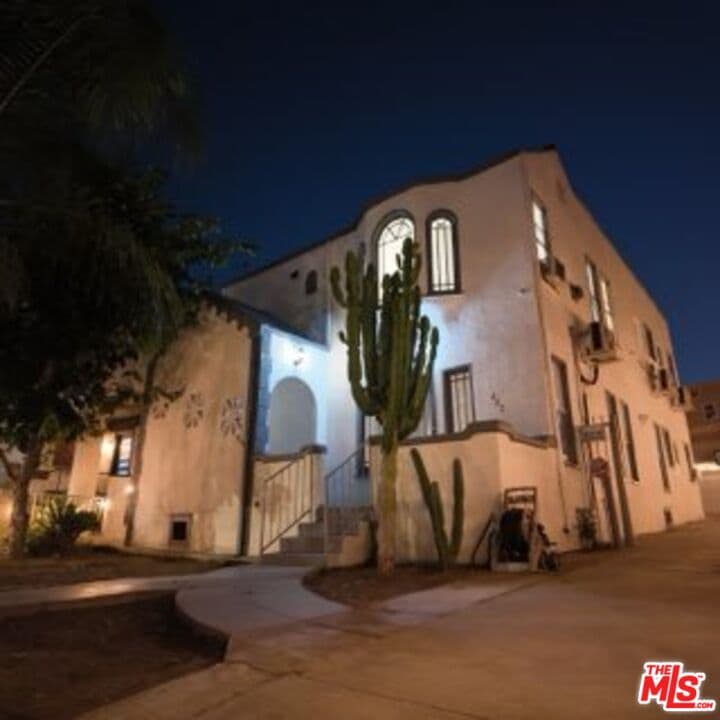 3 bd, 2 ba Apartment in Los Angeles, CA — $3,400/mo — photo 2