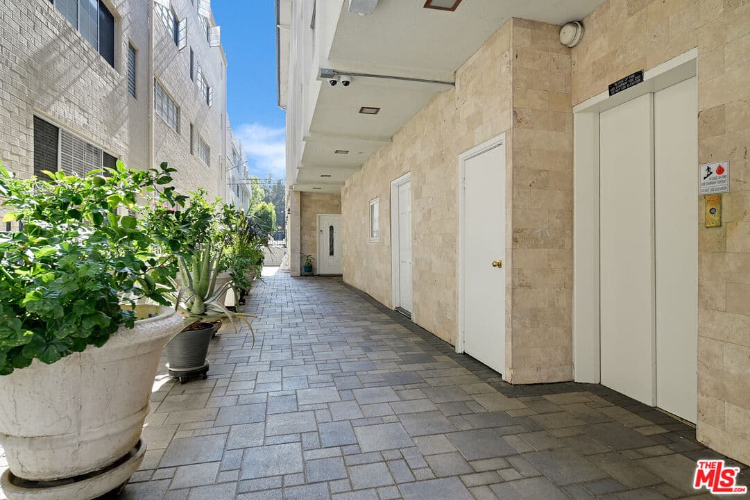 2 bd, 2 ba Condo in Beverly Hills, CA — $5,450/mo — photo 2