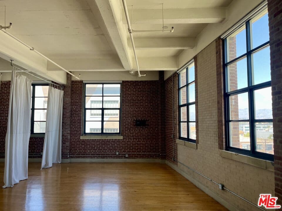 1 bd, 2 ba Condo in Los Angeles, CA — $3,950/mo — photo 2