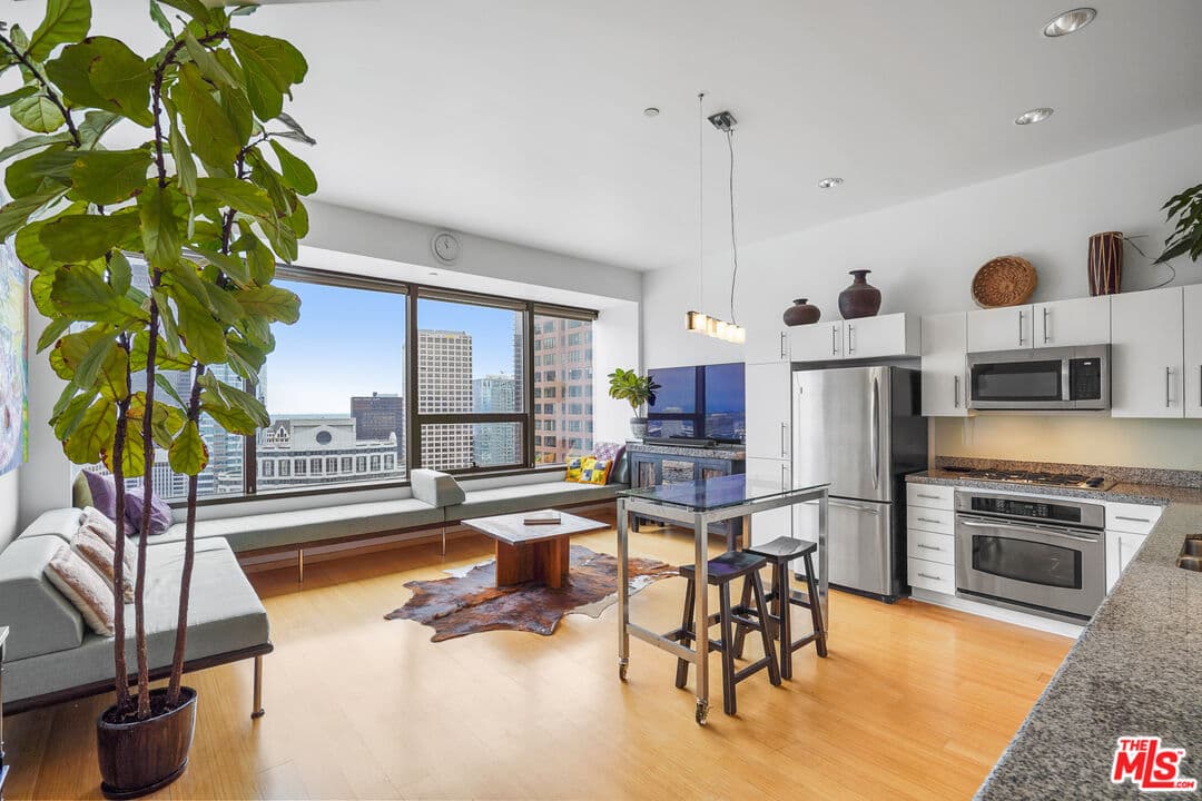 1 bd, 1 ba Condo in Los Angeles, CA — $2,500/mo — photo 2