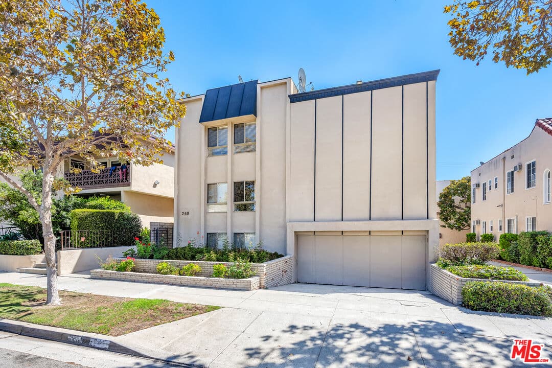 2 bd, 2 ba Apartment in Beverly Hills, CA — $3,400/mo — photo 1