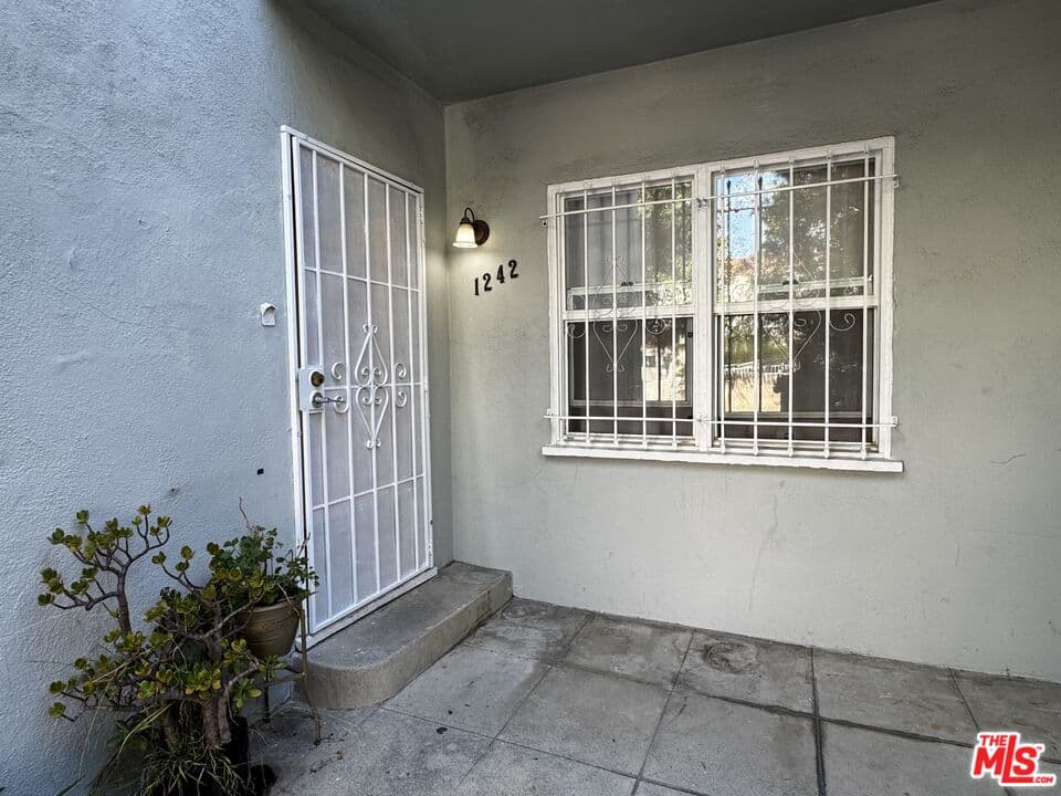 2 bd, 1 ba Townhouse in Los Angeles, CA — $3,500/mo — photo 2