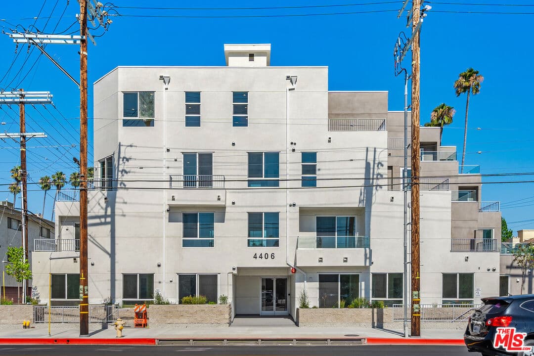 2 bd, 2 ba Condo in Sherman Oaks, CA — $3,450/mo — photo 2