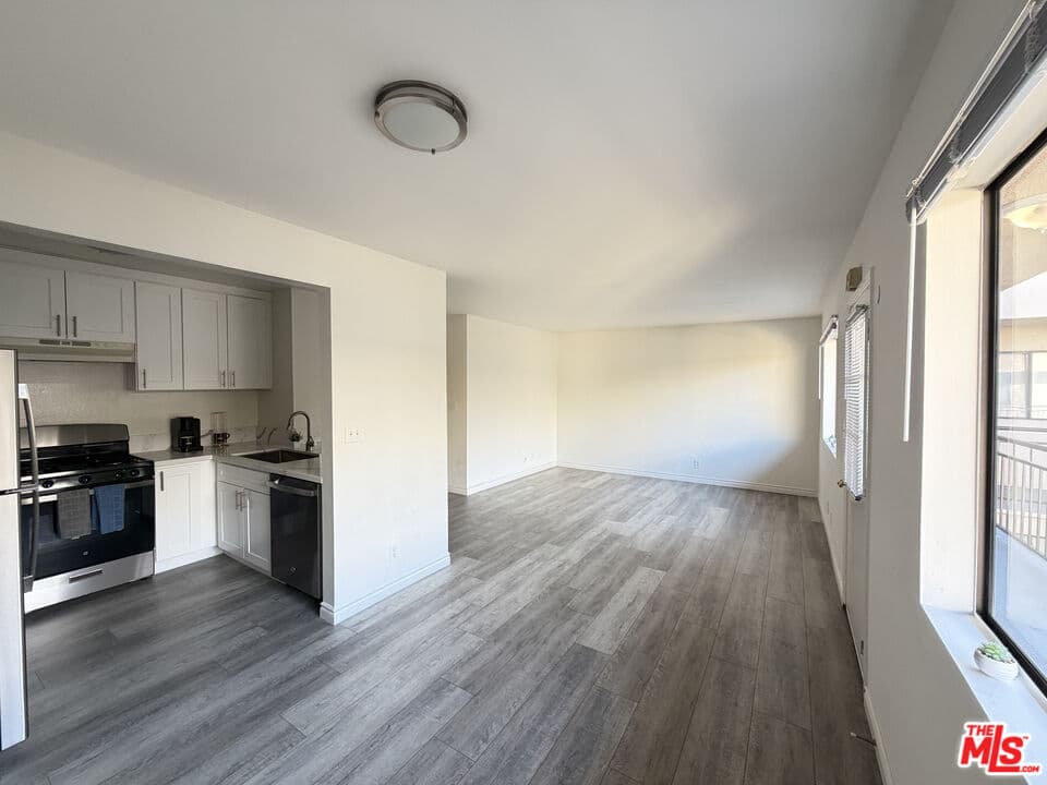 2 bd, 2 ba Apartment in Los Angeles, CA — $2,600/mo — photo 2
