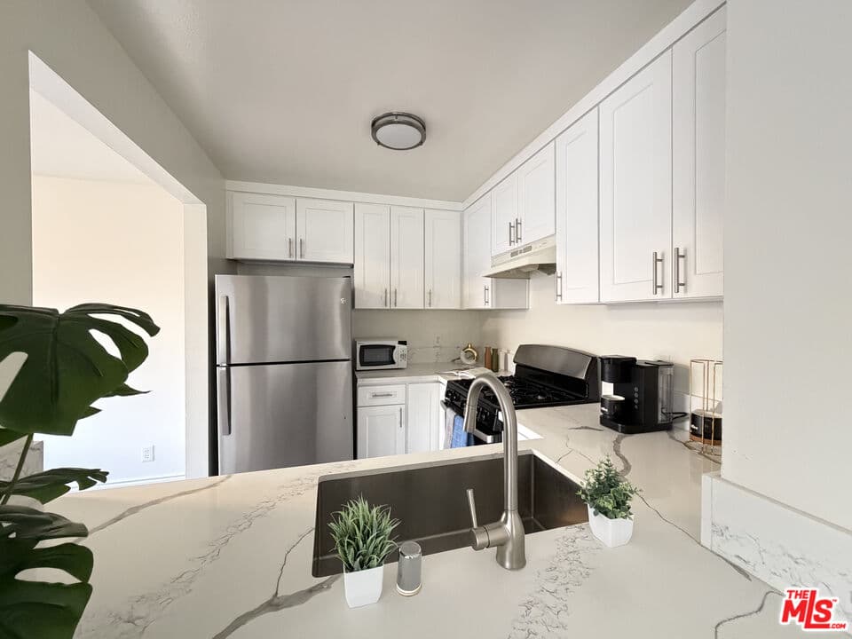 2 bd, 2 ba Apartment in Los Angeles, CA — $2,600/mo — photo 1