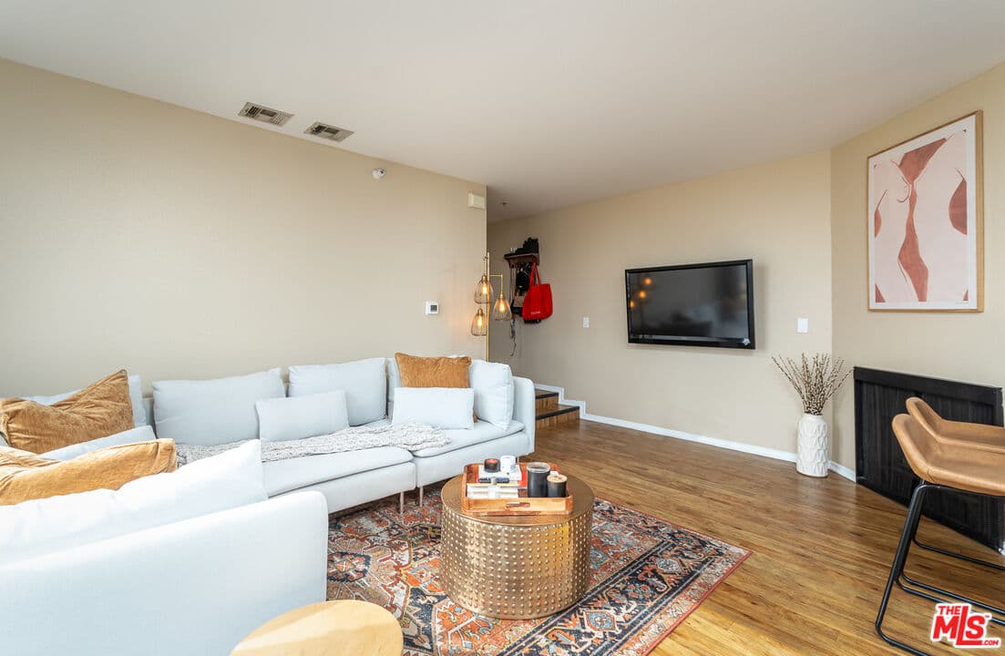 1 bd, 1 ba Condo in Los Angeles, CA — $2,700/mo — photo 2