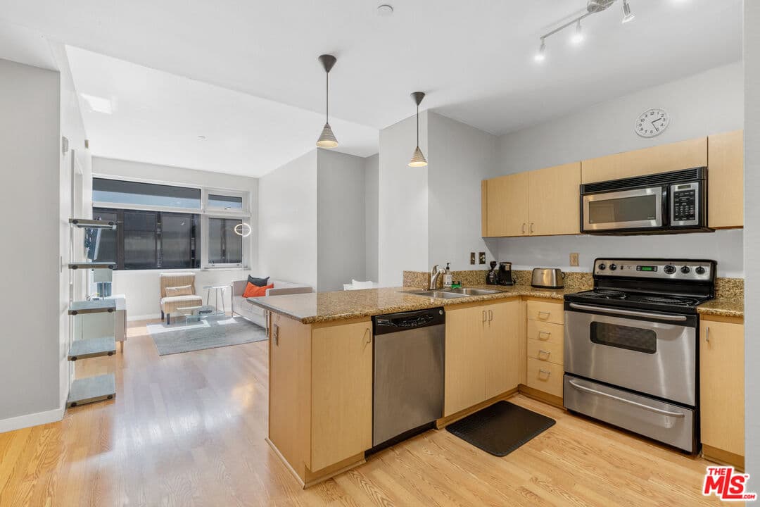 1 bd, 1 ba Condo in Los Angeles, CA — $2,100/mo — photo 1