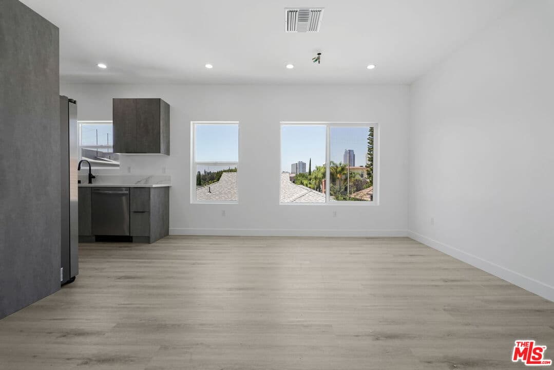 2BR Townhouse in Los Angeles β $4,100/mo