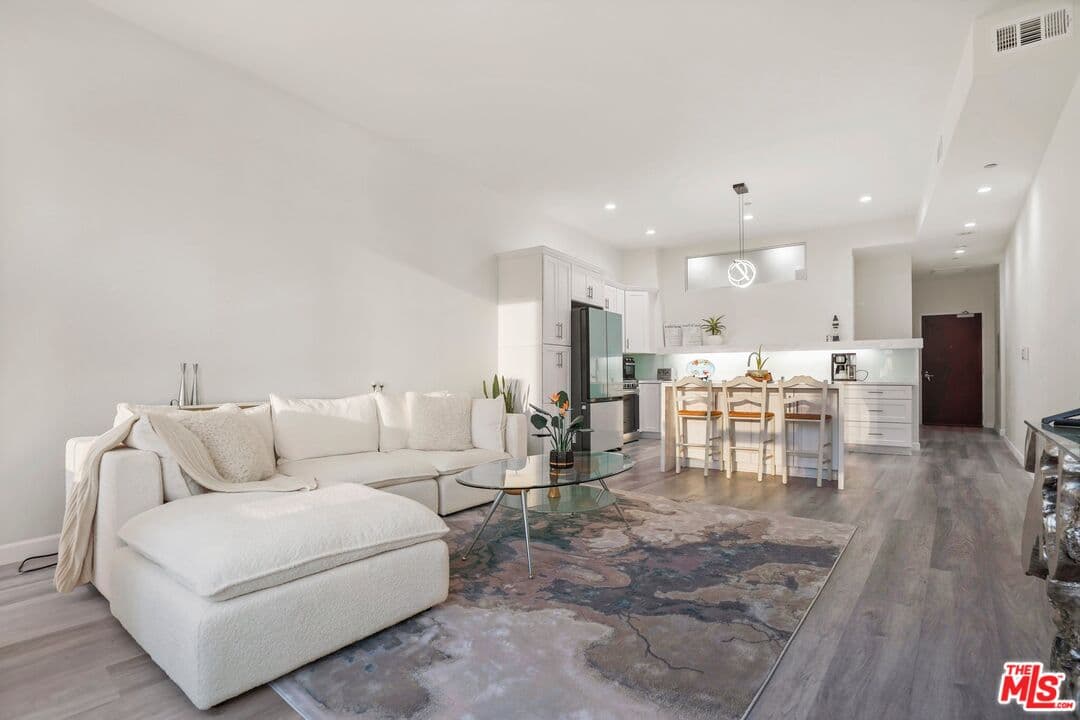 2 bd, 2 ba Condo in Los Angeles, CA — $3,850/mo — photo 2