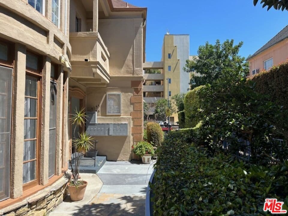 Studio, 1 ba Townhouse in Los Angeles, CA — $1,495/mo — photo 2