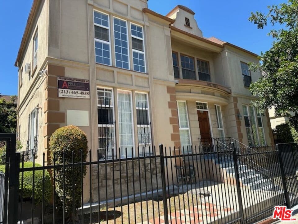 Studio, 1 ba Townhouse in Los Angeles, CA — $1,495/mo — photo 1