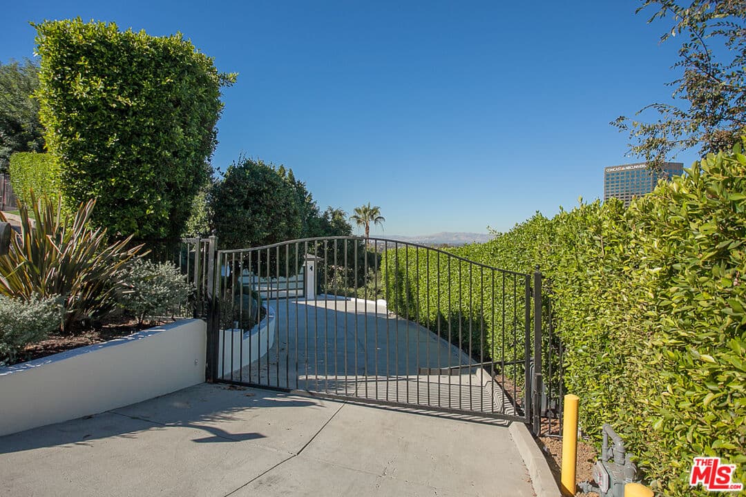 4 bd, 5 ba House in Los Angeles, CA — $15,900/mo — photo 2