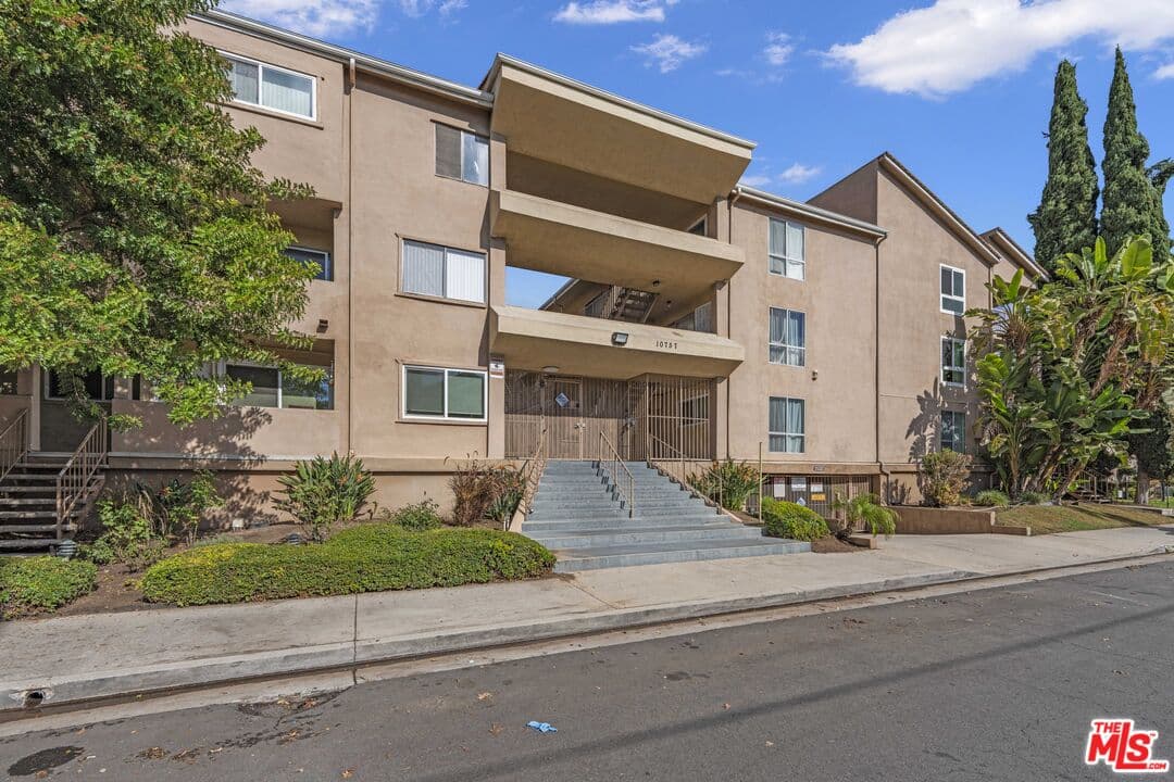 2BR Condo in Toluca Lake — $2,500/mo