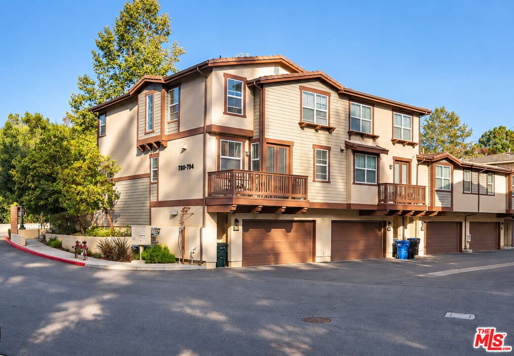 3 bd, 3 ba Townhouse in Thousand Oaks, CA — $4,350/mo — photo 2