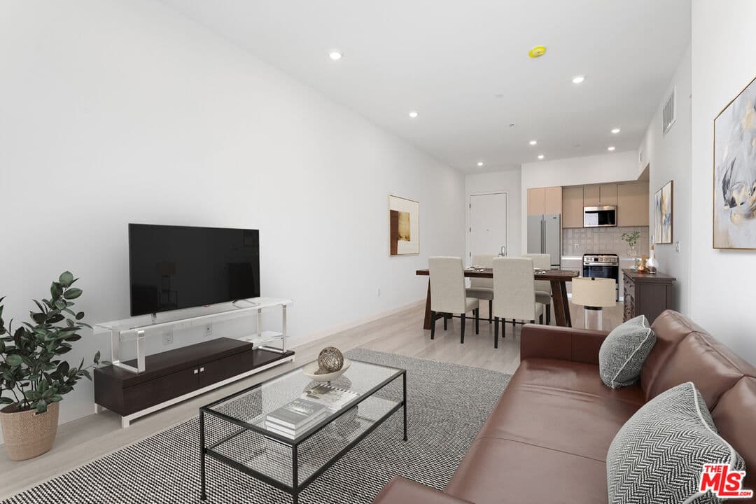2 bd, 2 ba Apartment in Los Angeles, CA — $3,980/mo — photo 2