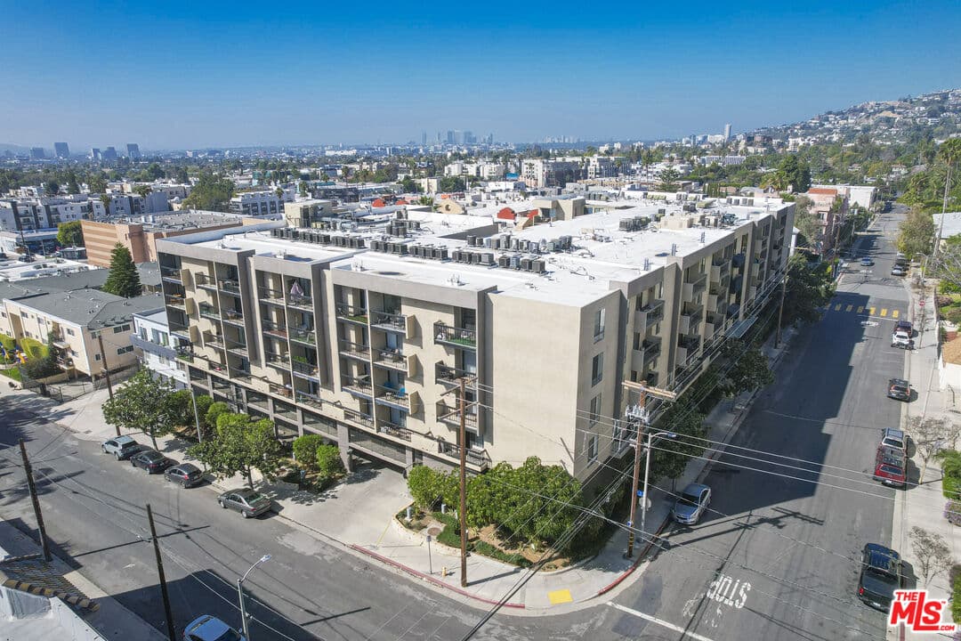 3 bd, 3 ba Condo in Los Angeles, CA — $3,990/mo — photo 2