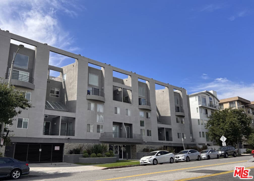 2 bd, 3 ba Condo in Los Angeles, CA — $6,499/mo — photo 2
