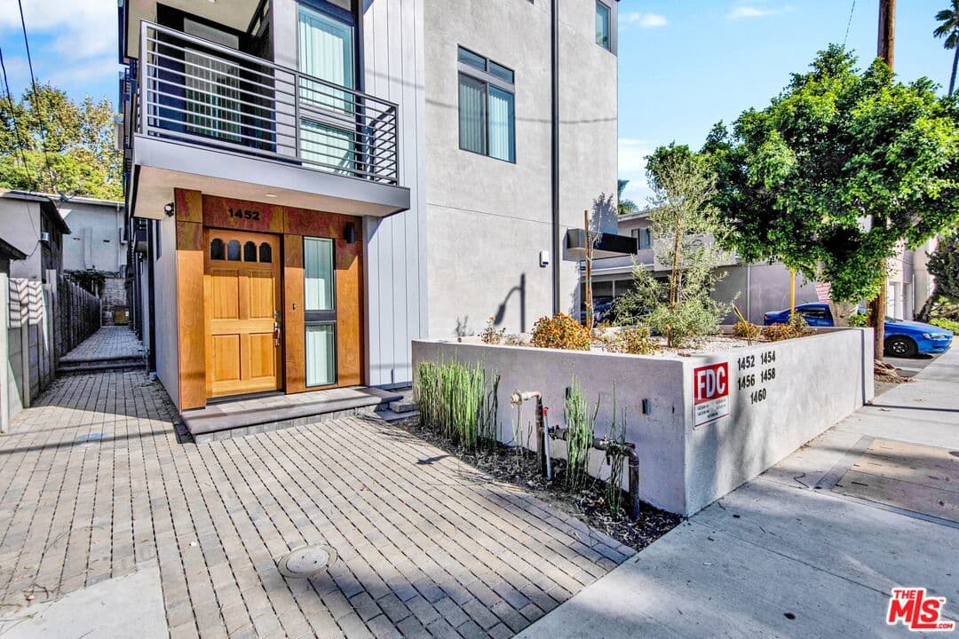 3 bd, 2 ba Townhouse in Los Angeles, CA — $6,499/mo — photo 2