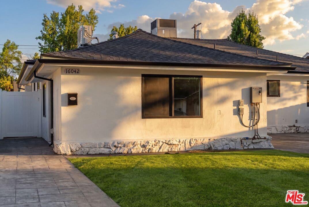 1BR Townhouse in North Hills — $2,000/mo