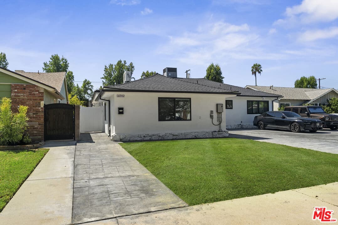 1 bd, 1 ba Townhouse in North Hills, CA — $2,000/mo — photo 2