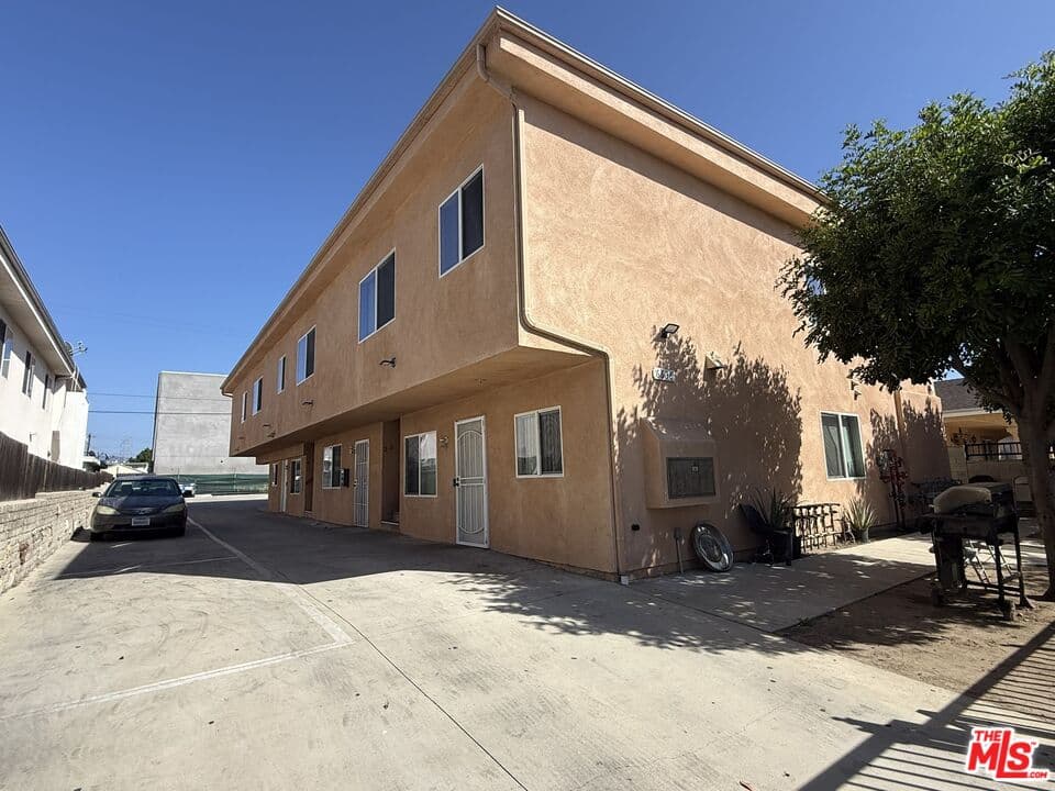 3 bd, 2 ba Apartment in Los Angeles, CA — $2,800/mo — photo 1