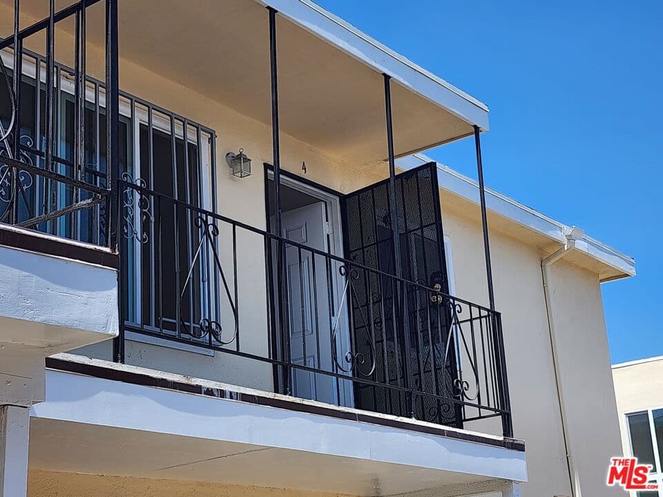 2 bd, 1 ba Apartment in Los Angeles, CA — $2,200/mo — photo 2