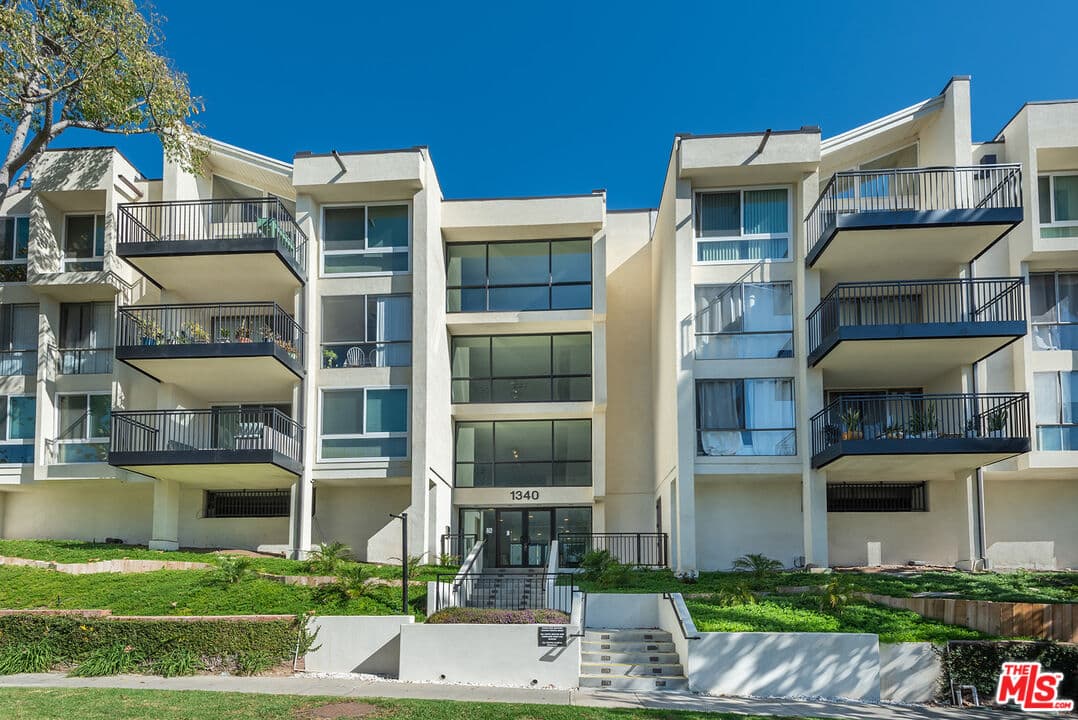 1 bd, 1 ba Condo in Los Angeles, CA — $3,600/mo — photo 2