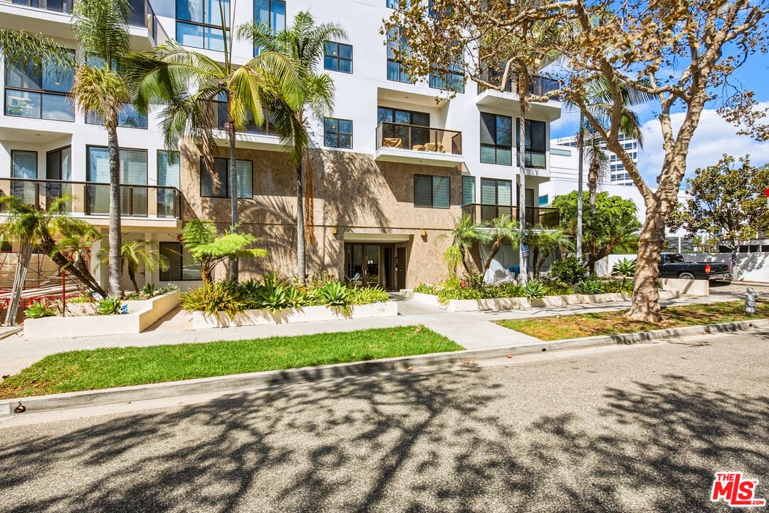 2 bd, 2 ba Condo in Beverly Hills, CA — $5,250/mo — photo 2