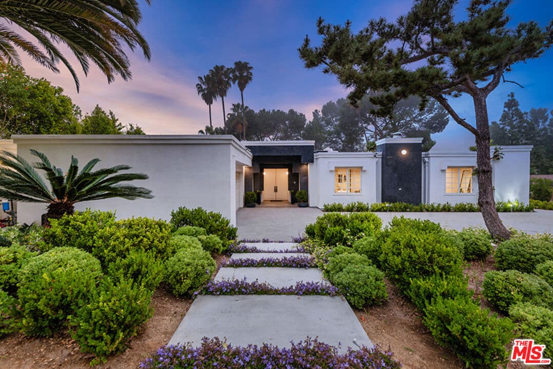 5 bd, 6 ba House in Beverly Hills, CA — $23,499/mo — photo 2