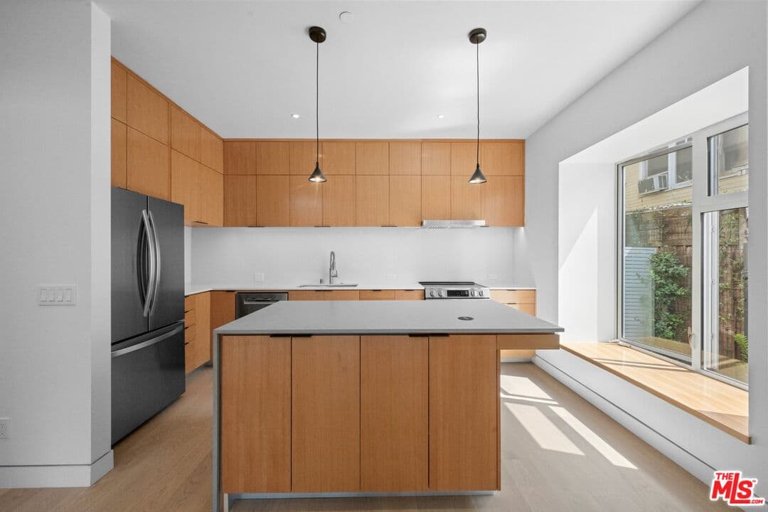 3 bd, 3 ba Townhouse in Santa Monica, CA — $6,900/mo — photo 2