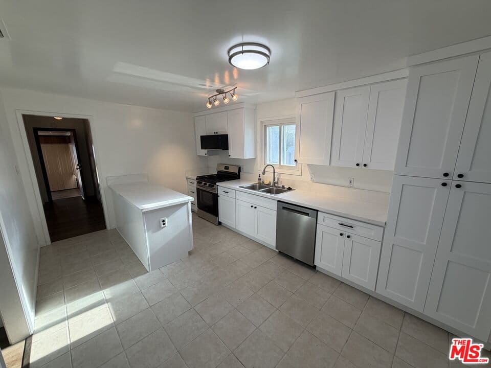 3 bd, 2 ba House in Inglewood, CA — $3,975/mo — photo 1