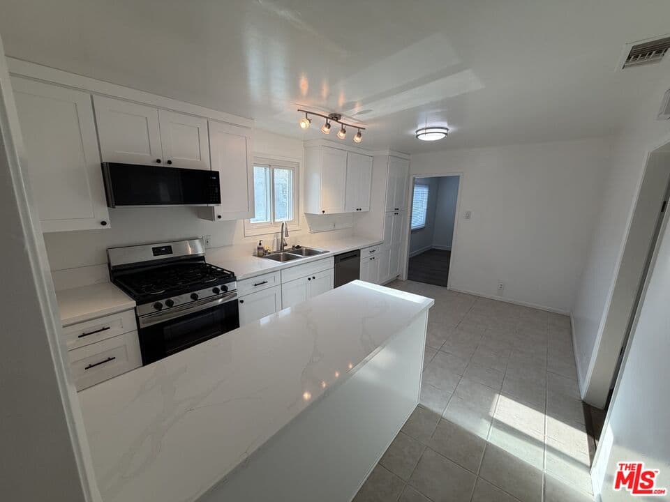 3 bd, 2 ba House in Inglewood, CA — $3,975/mo — photo 2