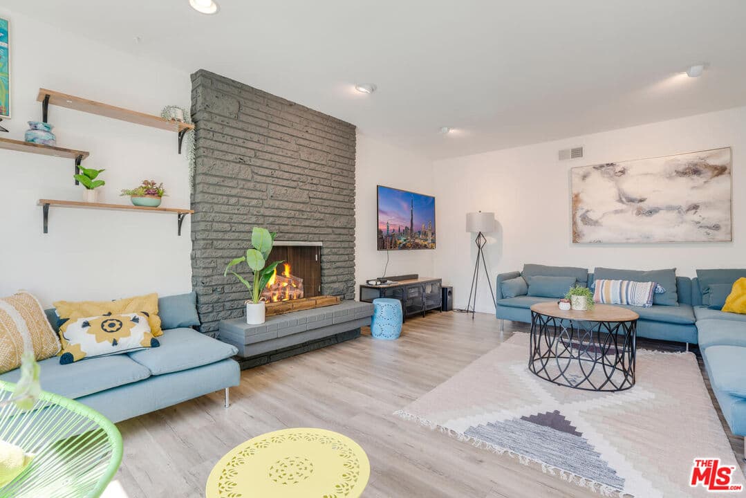 3 bd, 3 ba Townhouse in Woodland Hills, CA — $5,900/mo — photo 2