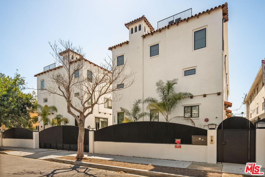 3 bd, 4 ba Townhouse in Los Angeles, CA — $6,000/mo — photo 2