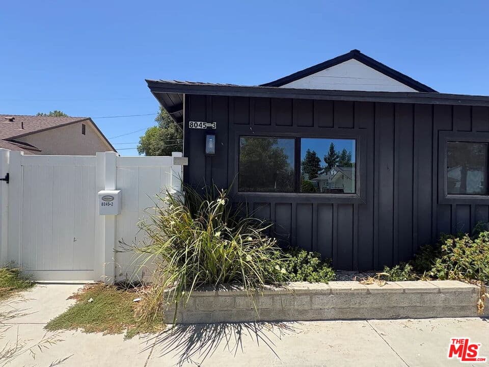 1BR Townhouse in Reseda β $1,845/mo