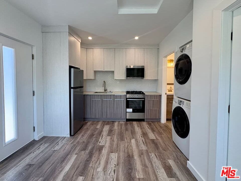 1 bd, 1 ba Townhouse in Reseda, CA — $1,845/mo — photo 2