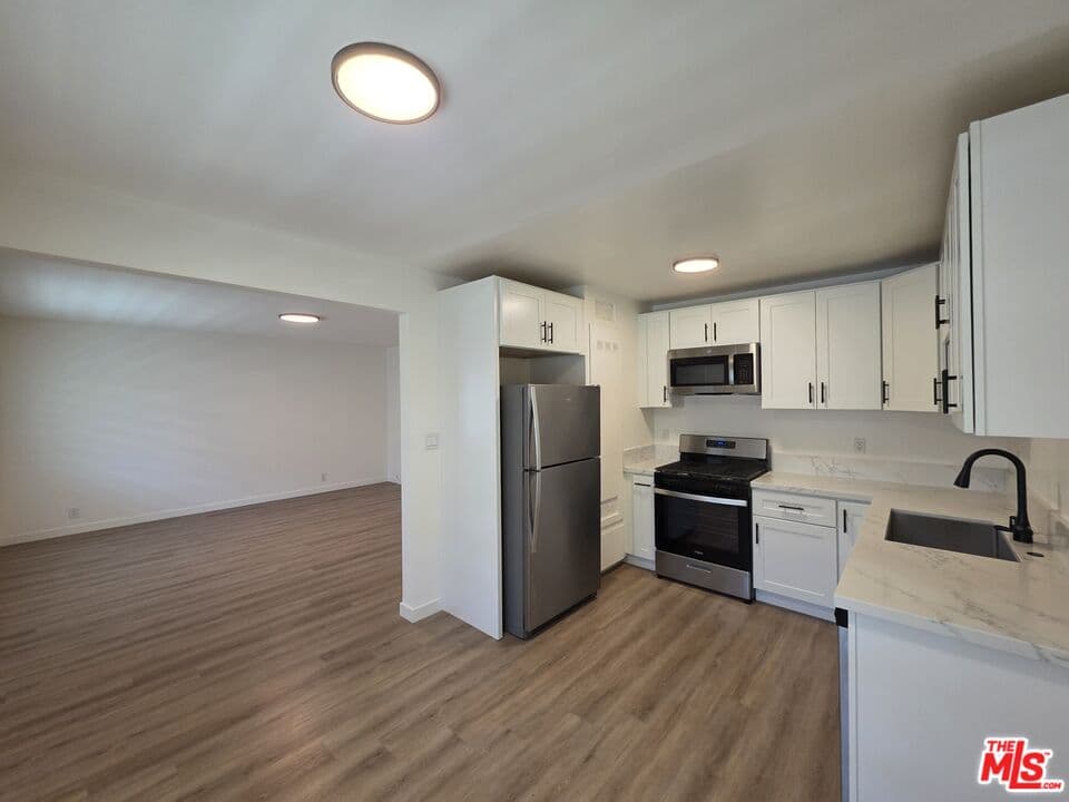 2 bd, 1 ba Apartment in Venice, CA — $3,400/mo — photo 2