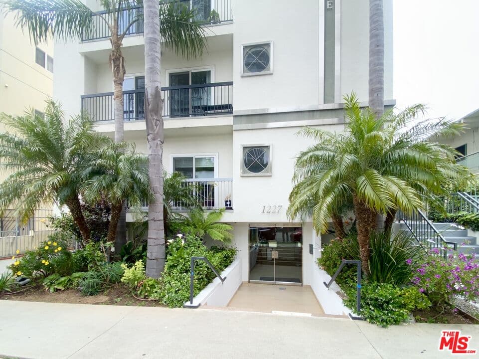 3 bd, 3 ba Condo in Los Angeles, CA — $4,500/mo — photo 2