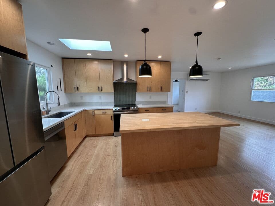 3 bd, 2 ba Townhouse in Culver City, CA — $5,995/mo — photo 2