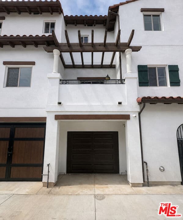 2BR Townhouse in Alhambra — $3,400/mo