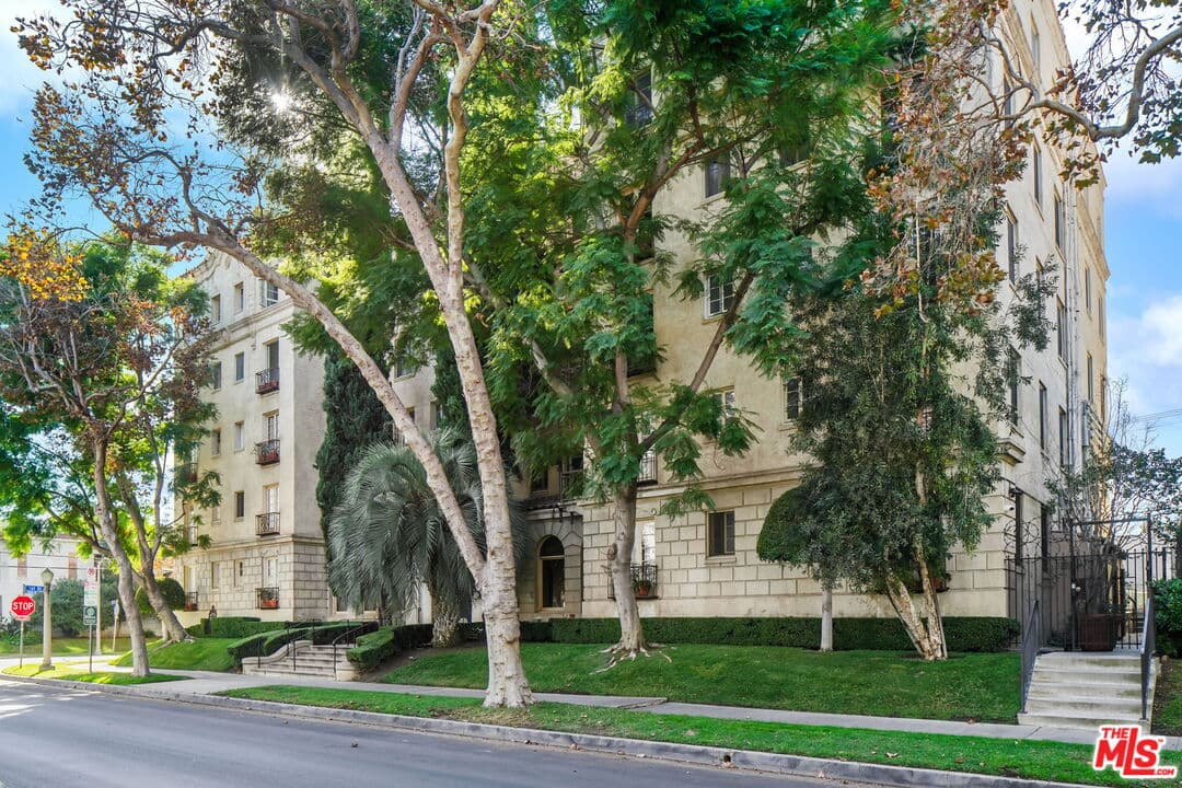 1 bd, 1 ba Condo in Los Angeles, CA — $4,200/mo — photo 2