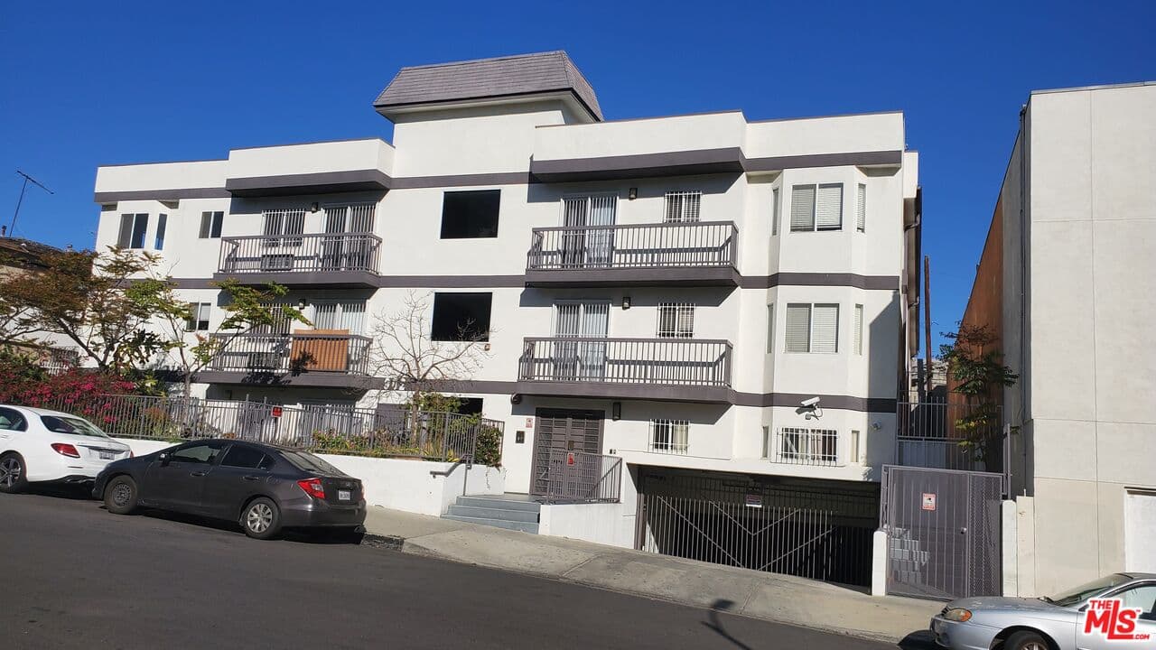 3 bd, 2 ba Townhouse in Los Angeles, CA — $3,000/mo — photo 1